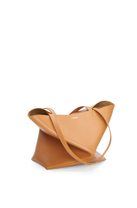 حقيبة يد نسائية متوسطة الحجم بتصميم بازل قابل للطي من جلد العجل اللامع بلون البيج