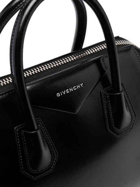 حقيبة توت صغيرة سوداء من الجلد مع حزام قابل للفصل وتفاصيل باللون الفضي