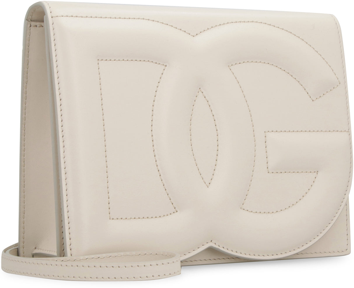 حقيبة جلدية بلون كريمي وشعار DG المنقوشة للنساء