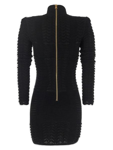 فستان أسود قصير من خامة النسيج المحكم مع ياقة عالية ونمط شبكة سمك الحرير المحبب