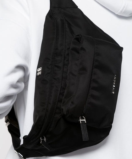 メンズSS24コレクションのオリジナルブラックベルトバッグ