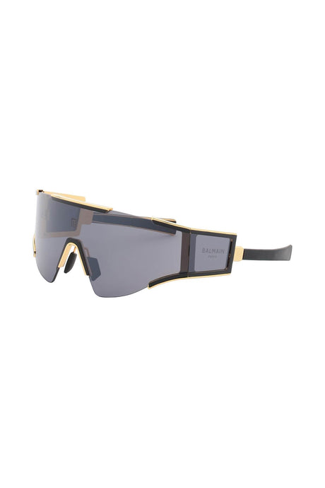نظارات شمسية نسائية بتصميم مميز ذات نظارة مستطيلة وتفاصيل باللون الذهبي