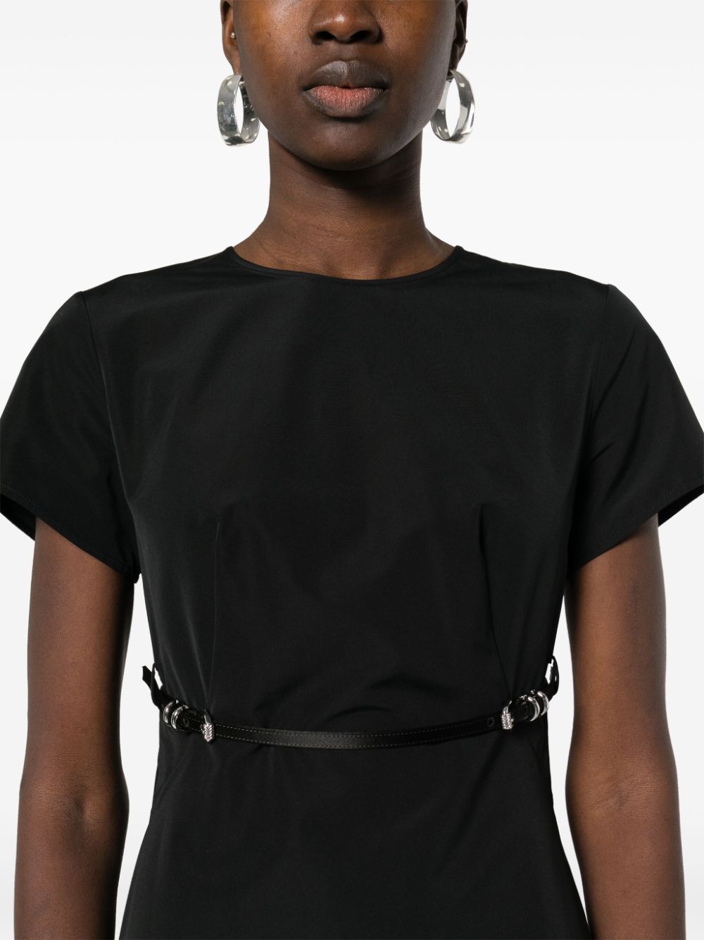 فستان قصير أسود من خليط القطن بتنورة واسعة وحزام قابل للتعديل للنساء
