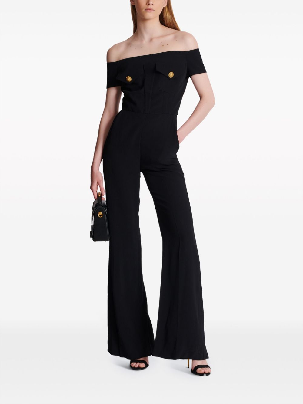 بدلة أنيقة سوداء بتصميم مطوي وتفاصيل ذهبية للنساء