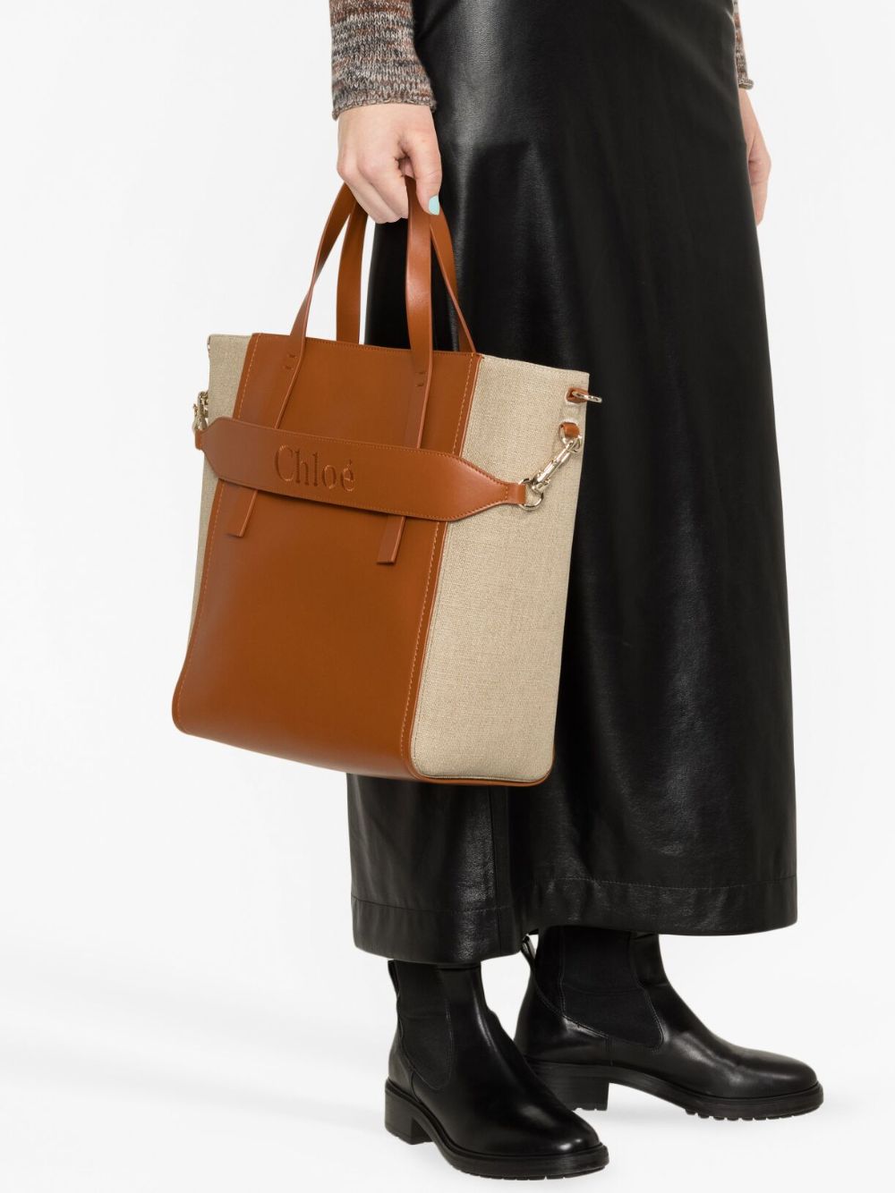 حقيبة توت متوسطة الحجم ثنائية اللون من الجلد مع شعار مطرز وحزام قابل للفصل