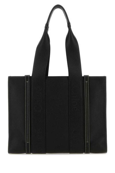 حقيبة يد سوداء بطباعة شعار للنساء