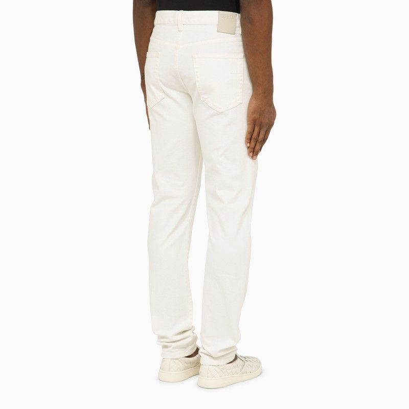 بنطال جينز رجالي أبيض من مجموعة SS24 الأصلية