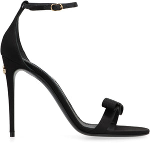 حذاء ساتان أسود كلاسيكي للنساء | مجموعة FW23