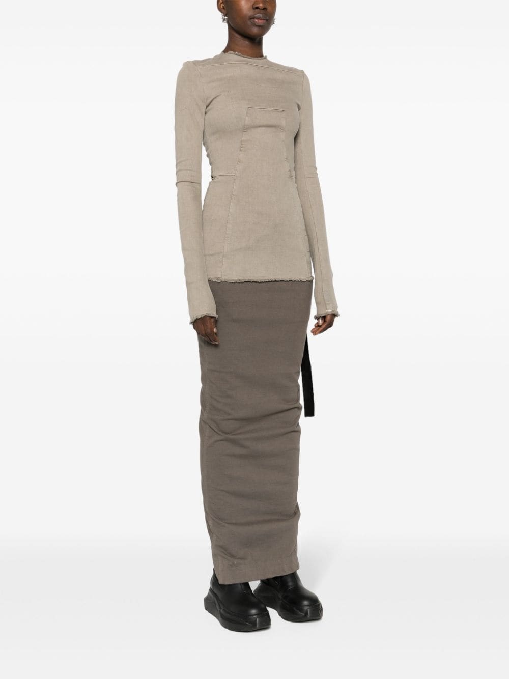 قميص جينز رمادي فاتح بأكمام طويلة وتصميم واسع للنساء
