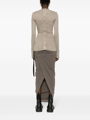 قميص جينز رمادي فاتح بأكمام طويلة وتصميم واسع للنساء