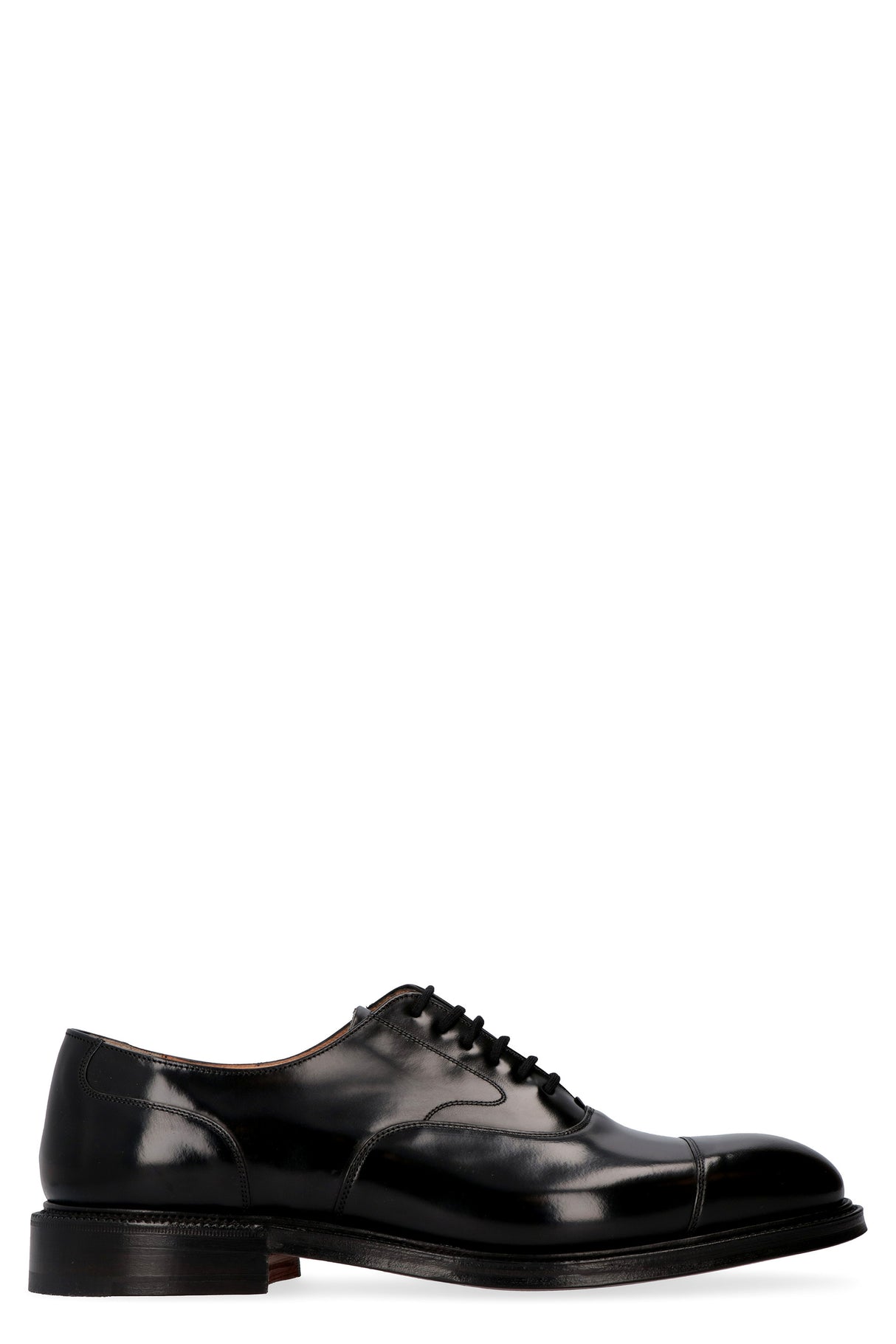 أحذية رجالية جلدية سوداء مربطة برباط، ذات طرف مستدير وتفاصيل ديكورية