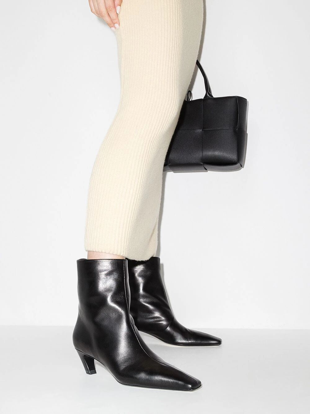 أحذية كاحل سوداء أنيقة للنساء من مجموعة خريف وشتاء ٢٠٢٤