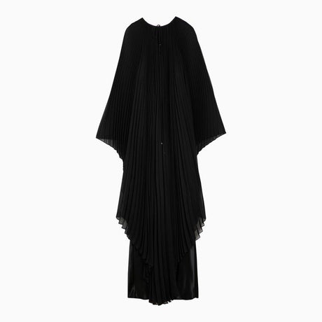 فستان شيفون أسود مطوي مع بطانة حريرية وبروش وردة