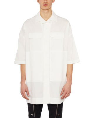 قميص قطني أبيض كبير الحجم للرجال مع إغلاق أزرار مخفية وشقوق جانبية