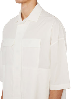قميص قطني أبيض كبير الحجم للرجال مع إغلاق أزرار مخفية وشقوق جانبية