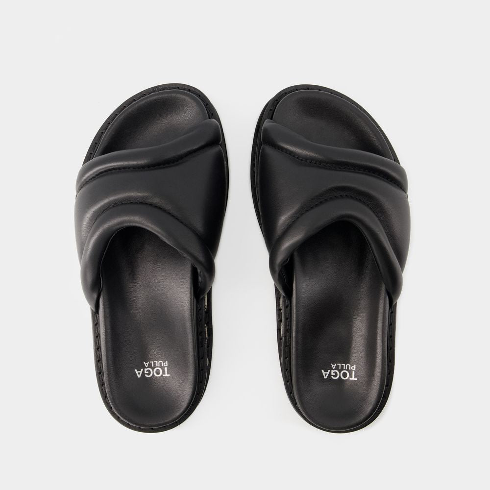 Nâng Tầm Phong Cách với Đôi Sandal Da Bê Đen cho Nữ