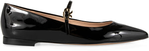 經典黑色尖頭舞者平底鞋 搭配標誌性金屬絲帶扣環 全新FW23系列