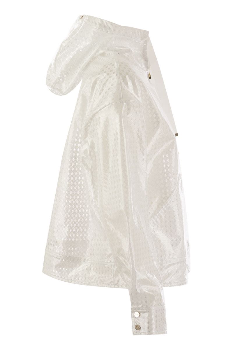 白色A型大衣，带有PVC层压和细条装饰