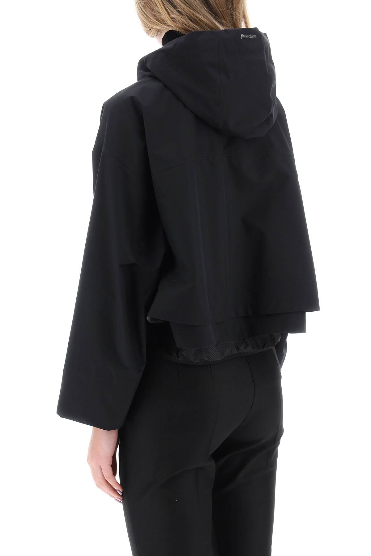 جاكيت نسائي أسود بغطاء رأس مصنوع من قماش جور-تكس إنفينيوم لموسم ربيع/صيف 2024