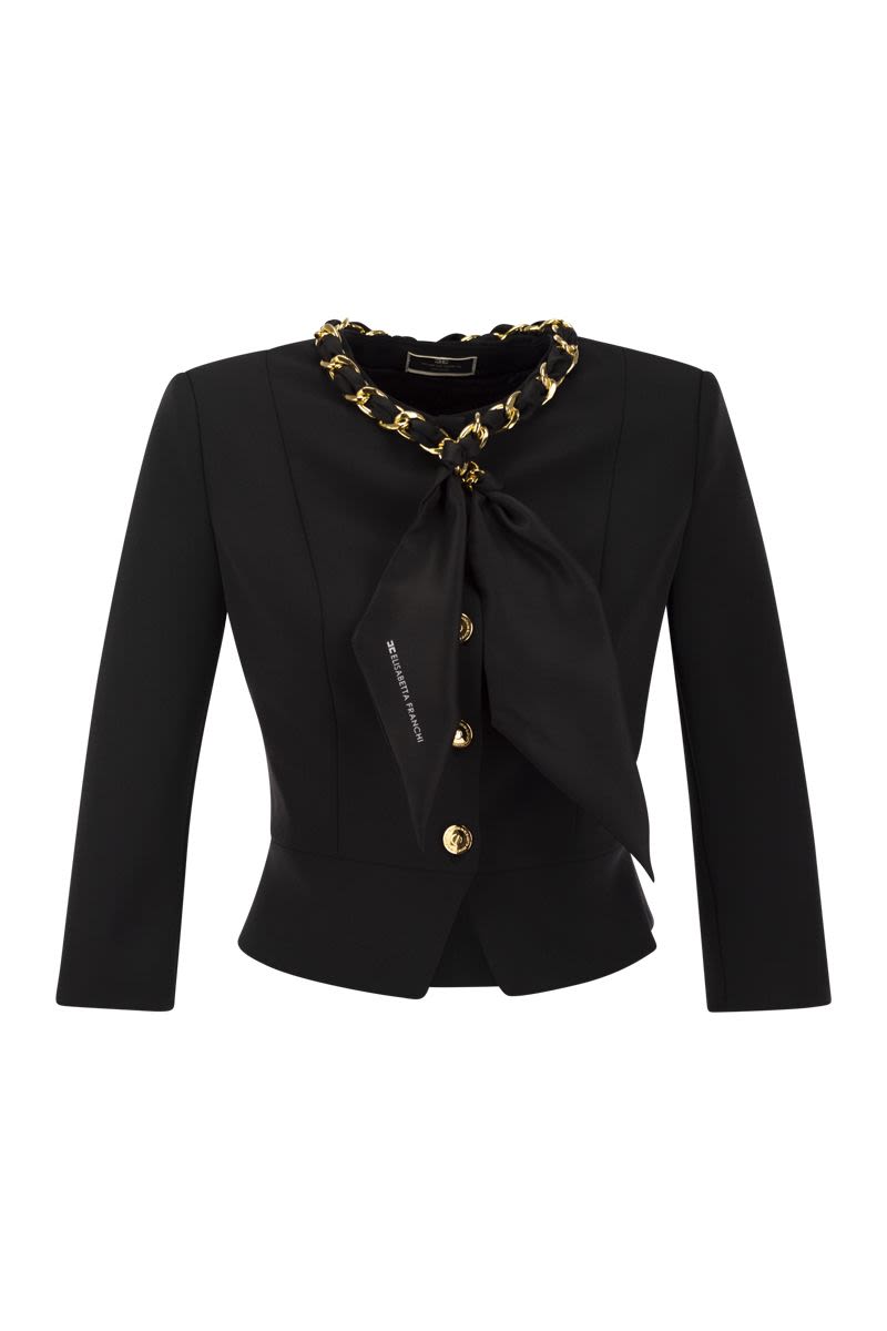 优雅黑色连衣短袖，带链条和围巾装饰