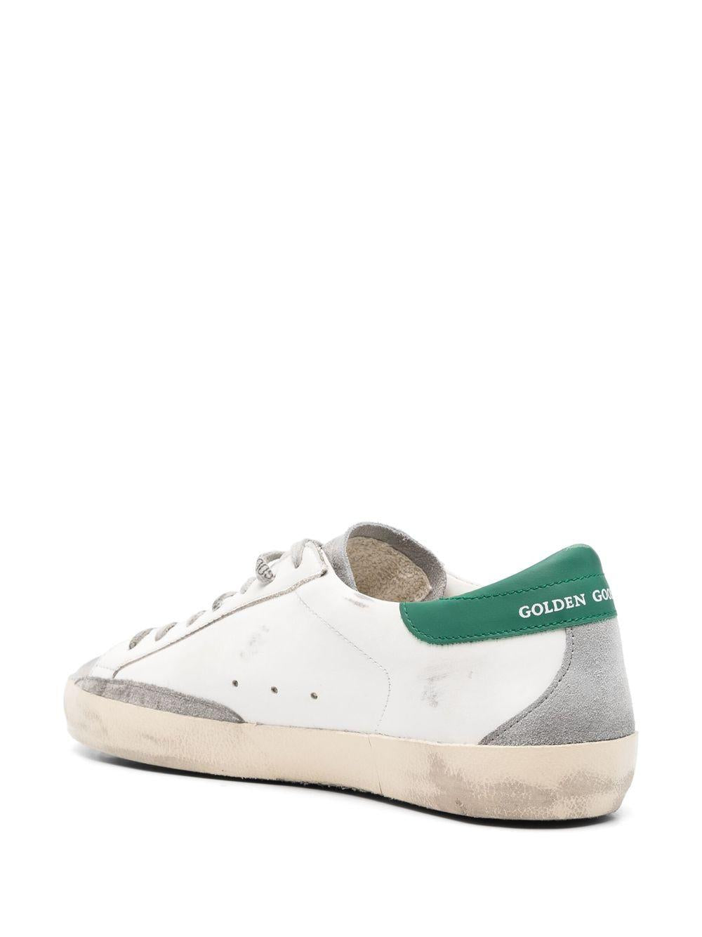 أحذية رياضية رجالية بنسيج أبيض وأخضر من الأعلى