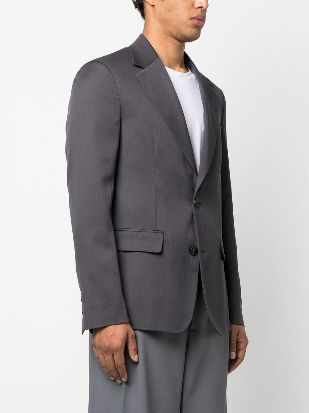 المعطف الصوفي الرمادي من تشكيلة سلسلة SS23 للرجال