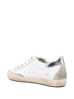 SUPER-STAR حذاء باللون الأبيض مصنوع من الجلد مع نجمة وردية على الجانب وتفاصيل رمادية من السويد للنساء