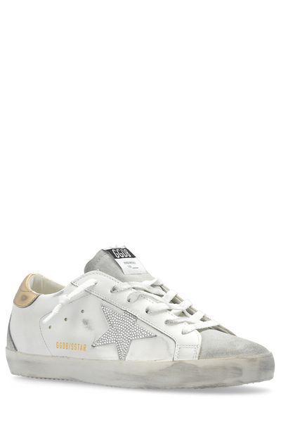 حذاء سنيكرز نسائي بتفاصيل بلورية باللون الأبيض والذهبي - خريف وشتاء 24