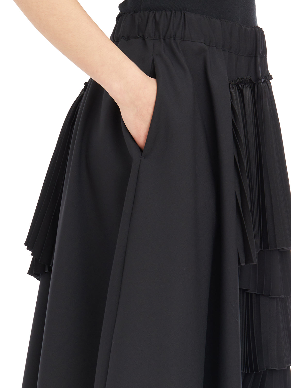 女式黑色羊毛裙，附鬆緊腰帶和皺褶荷葉邊