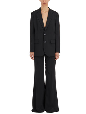 黑色西服套装：女士夹克和长裤