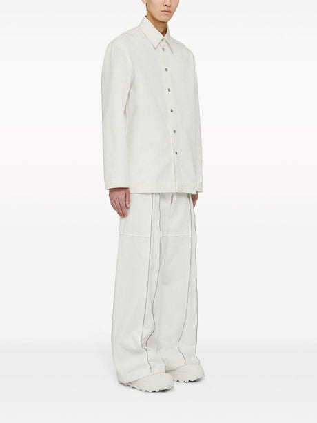 قميص دنيم قطن عضوي للرجال باللون الأبيض