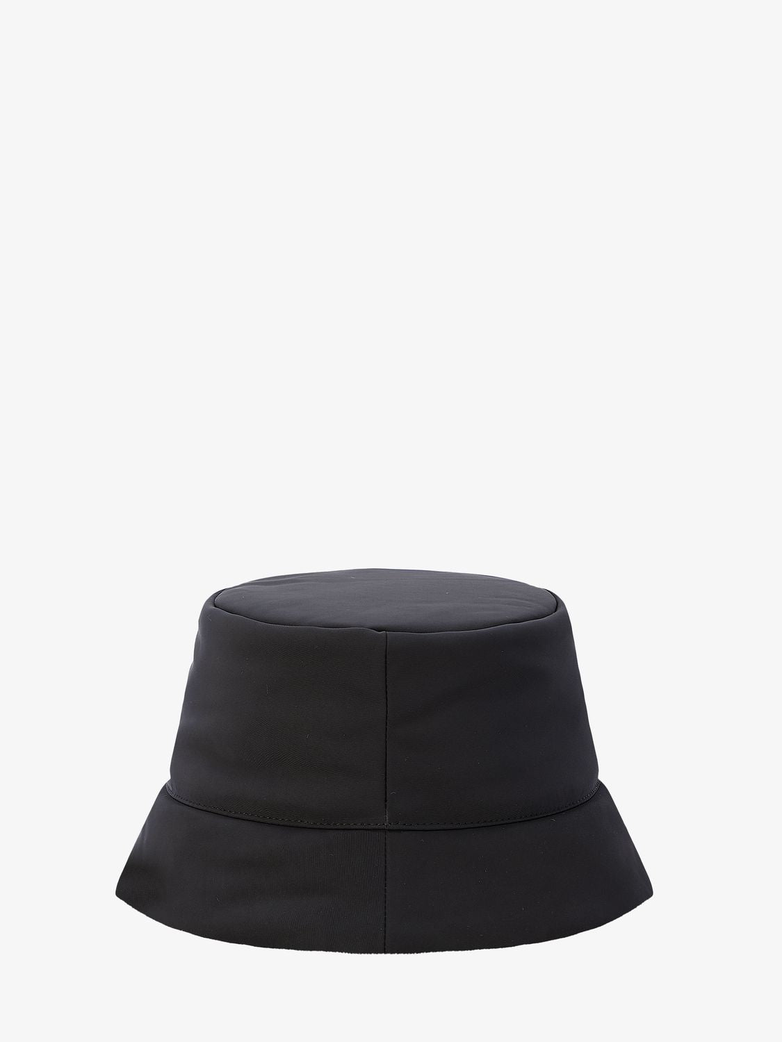 黑色尼龙棉被桶帽，配有豪华设计师的标识和标志