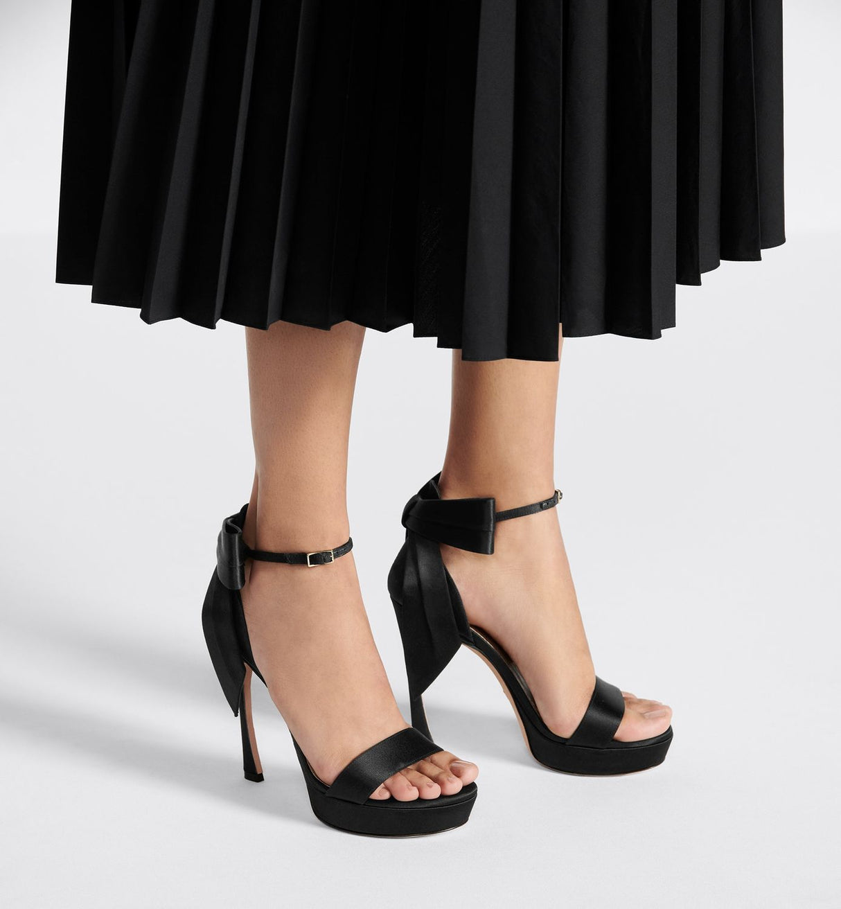 女性專用黑色絲緞皮革高跟涼鞋
