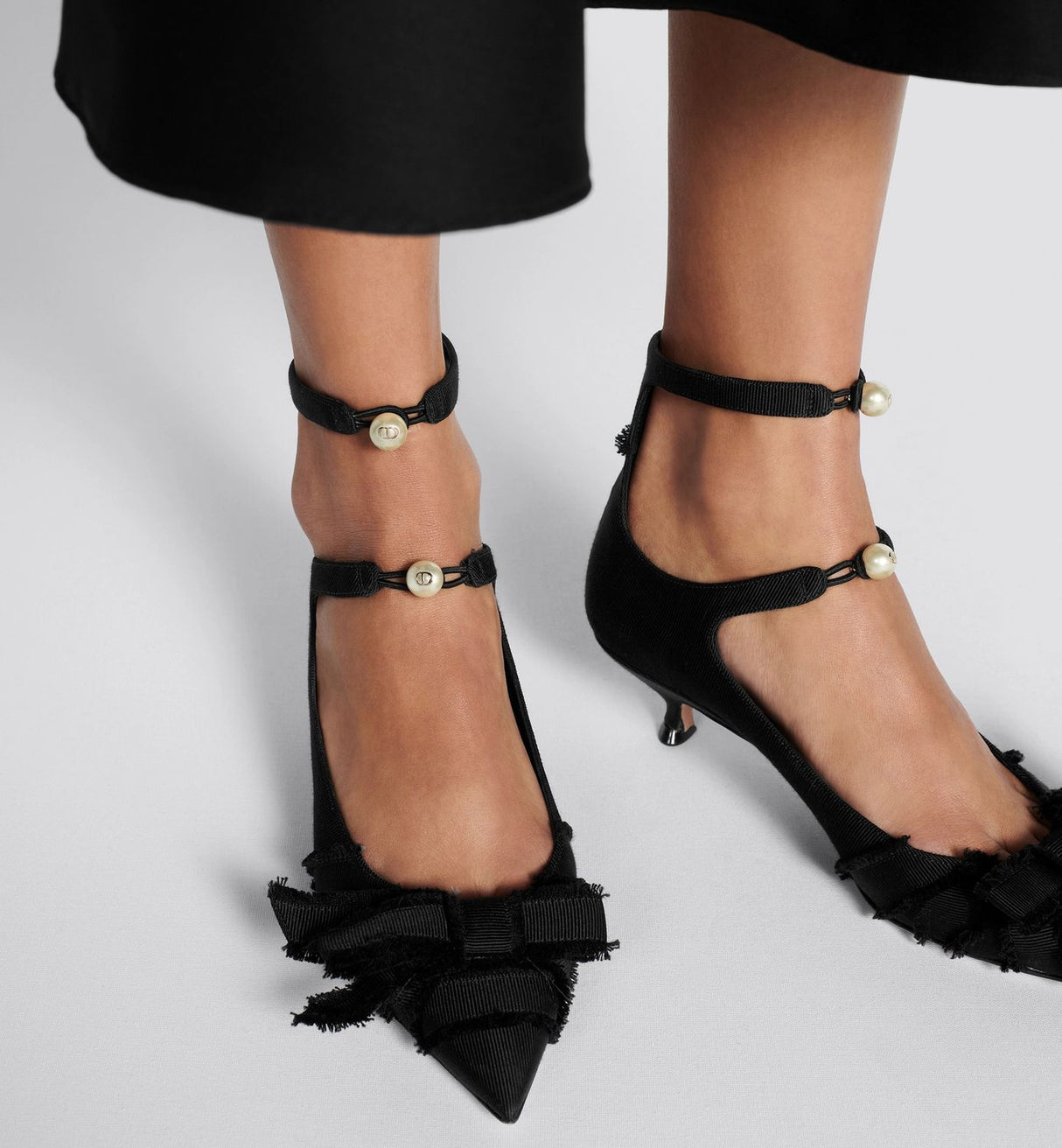 حذاء بامبس أسود كلاسيكي للنساء