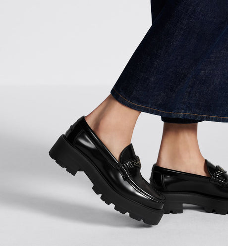 أحذية لوفرز بيضاء مدعومة بمنصة سوداء للنساء العصريات