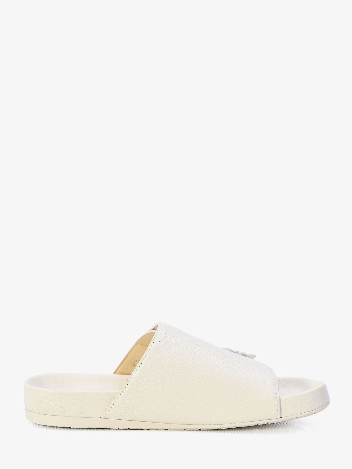 調節式白色羊皮涼鞋，附有標誌扣環和壓花鞋底
