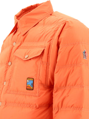 男款橘色羽絨夾克，配有按鈕和拉鍊設計