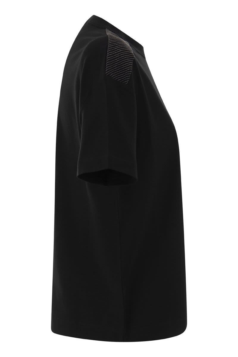 女士黑色彈性棉T恤，搭配閃亮肩膀（SS23）