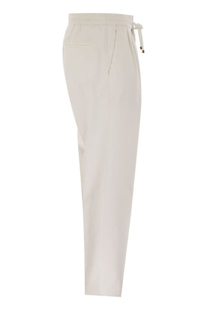 سروال من القطن الأبيض مع رباط قابل للتعديل وتفاصيل مزدوجة مناسب للرجال