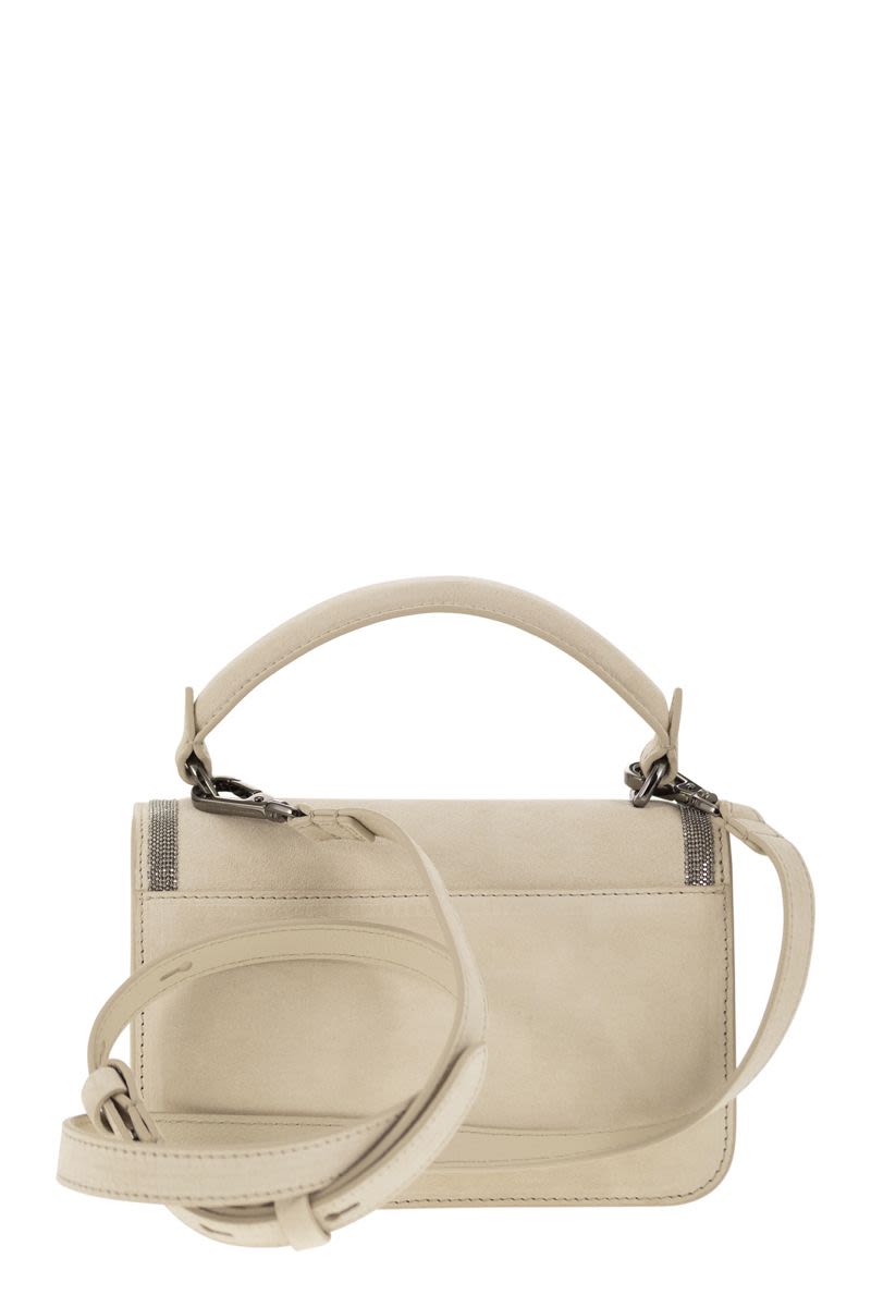 アイボリースエードハンドバッグ：現代の新鮮さがタイムレスなスタイルと融合
