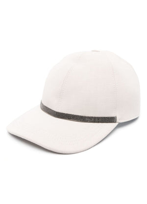 قبعة بني فاتحة بشراشيب متدلية، تحمل توقيع مجموعة الصيف الربيعي 24