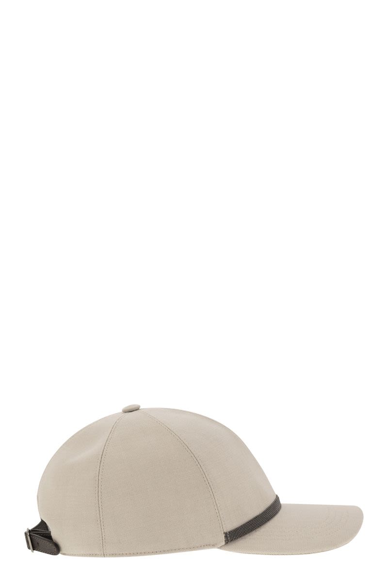 قبعة بيسبول حصرية من فيسكوز ولين لون غاباردين مزينة بشريط مونيل مطرز وشريط جلدي قابل للتعديل