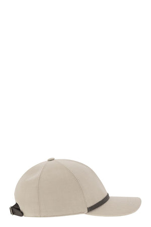 قبعة بيسبول حصرية من فيسكوز ولين لون غاباردين مزينة بشريط مونيل مطرز وشريط جلدي قابل للتعديل
