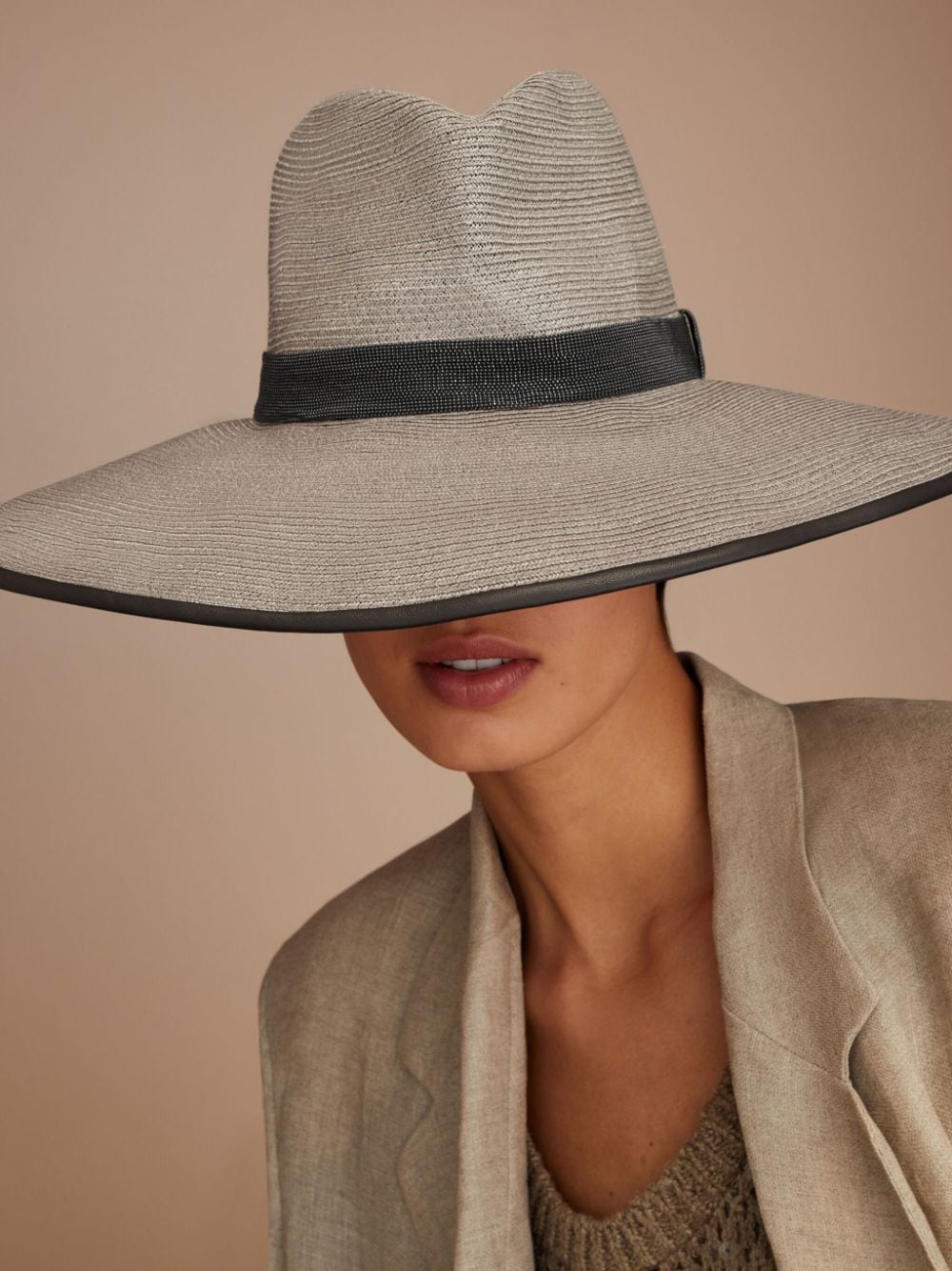 Mũ Fedora màu be bằng vải pha cotton với chi tiết dây xích Monili cho phụ nữ - Xuân Hè 2024