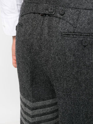 男士灰色窄腿西裤（下吊档设计，带标志性条纹和修长裤管）