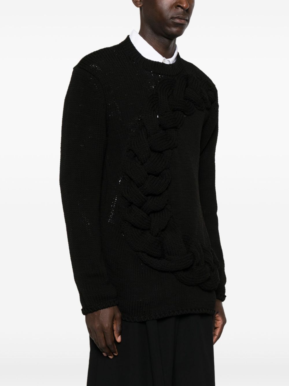 メンズ用ブラックチャンキーケーブル編みクルーネックセーター