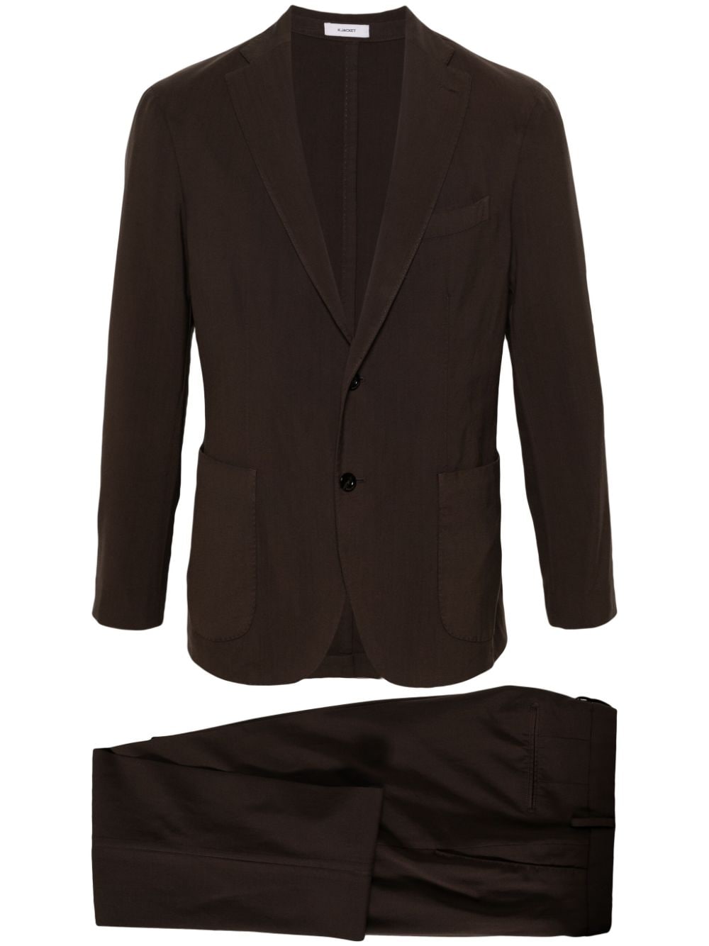 メンズノッチドラペルとテーパードパンツが特徴のブラウンのウールスーツ