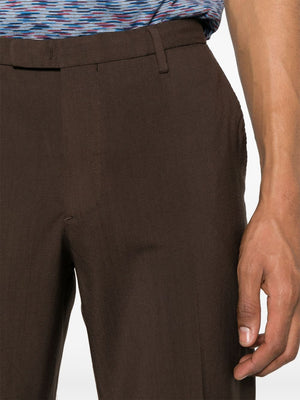 男式棕色羊毛西裝，配有挖角領和錐形褲腿