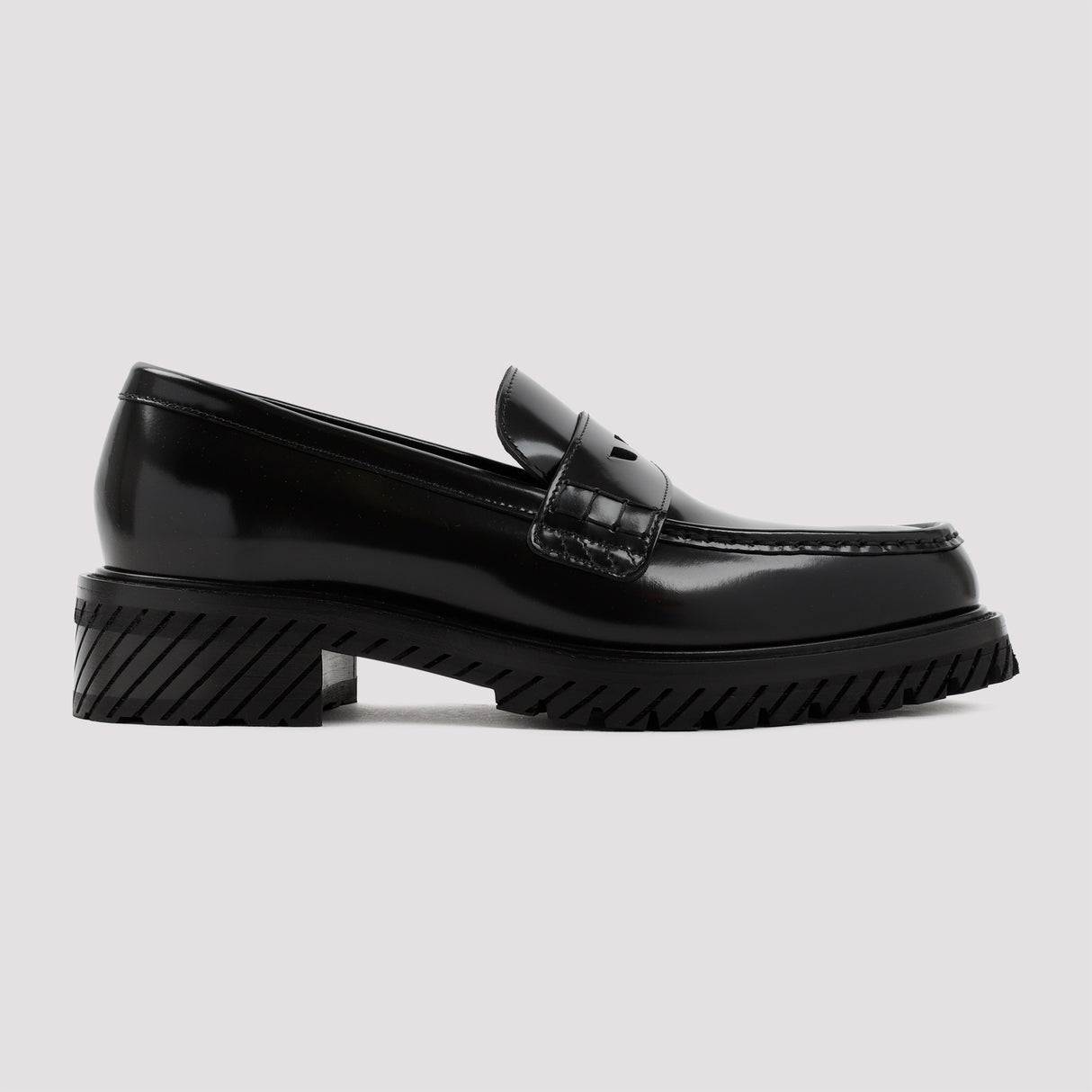Giày lười da chất lượng với chi tiết khâu cho nam với màu đen truyền thống