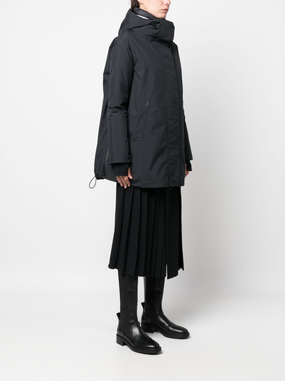 جاكيت أسود مزين بالريش للنساء من مجموعة FW23